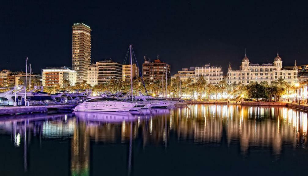Centrico Y Espacioso Piso En Barrio Tranquilo Alicante Exterior photo
